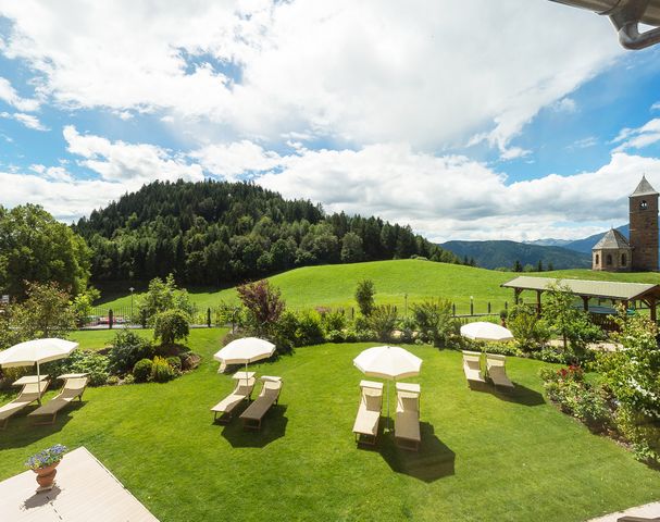 Hotel Südtirol Liegewiese mit Pool