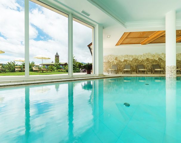 Hotel mit Pool und Ausblick in Hafling