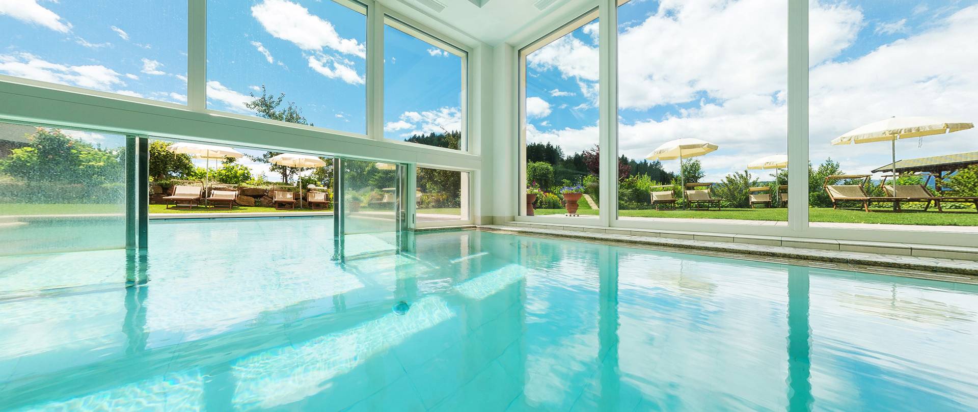 Hallenbad, Pool, Liegewiese im Hotel Sulfner in Südtirol | Piscina coperta, piscina, prato per prendere il sole all'Hotel Sulfner in Alto Adige | Indoor swimming pool sunbathing lawn Hotel Sulfner South Tyrol