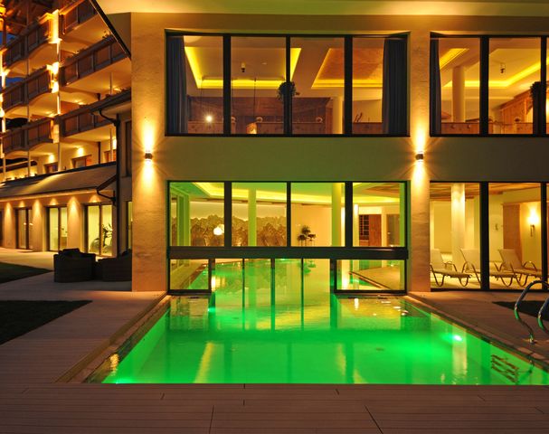 Hotel 4 stelle Alto Adige piscina interna ed esterna