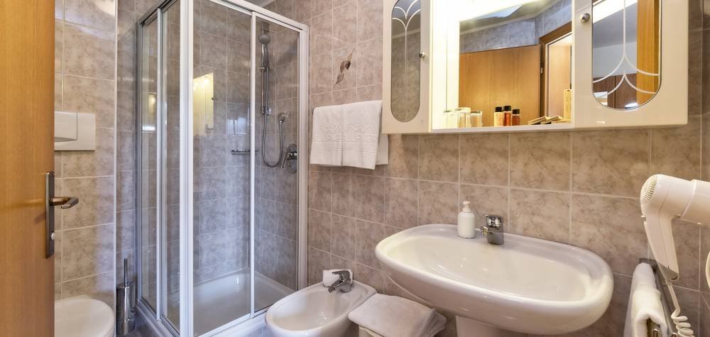Hotel Hafling Doppelzimmer Badezimmer Dusche