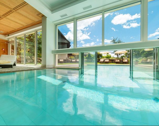Hotel Alto Adige piscina con prato per prendere il sole 