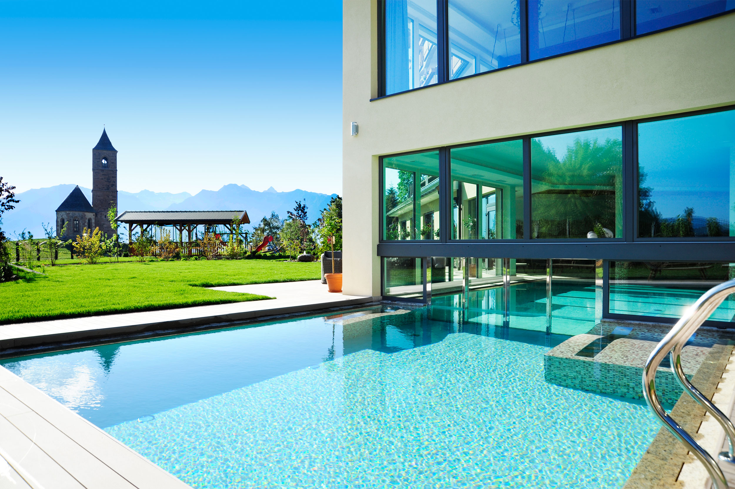 Hotel Südtirol Pool mit Liegewiese | Hotel Alto Adige Piscina con prato per prendere il sole | Hotel South Tyrol pool with sunbathing lawn