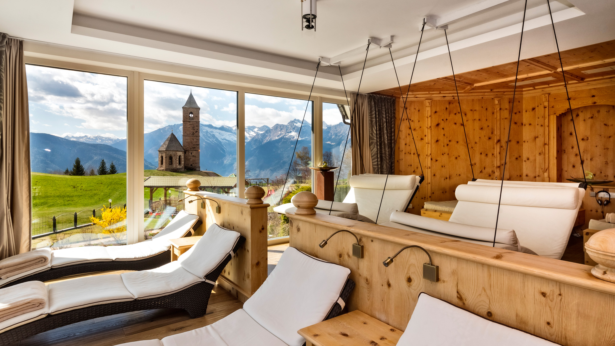 Ruheraum Panoramablick Wellness Hafling Südtirol | Sala relax vista panoramica benessere Avelengo Alto Adige | Relaxation Room Panoramic View Wellness Hafling South Tyrol
