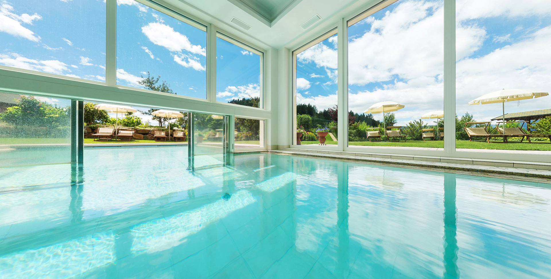 Hallenbad, Pool, Liegewiese im Hotel Sulfner in Südtirol | Piscina coperta, piscina, prato per prendere il sole all'Hotel Sulfner in Alto Adige | Indoor swimming pool sunbathing lawn Hotel Sulfner South Tyrol